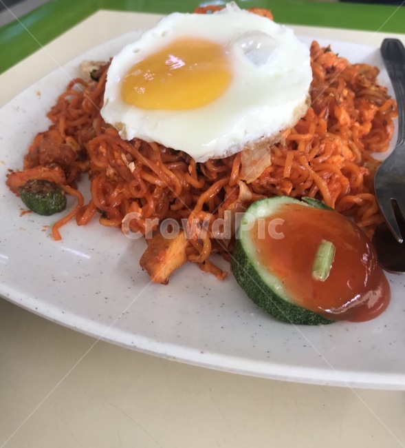 계란,음식,인도네시아,아시아,indonesia,migoreng,미고렝,면요리,면,접시,food,streetfood,asia,asianfood,동남아,싱가포르,singapore,볶음요리,빨강