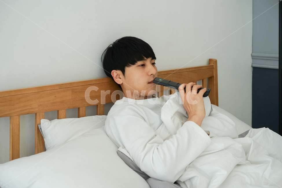 침대,방,실내,침실,리모컨,티비,시청,남성,남자,휴식,휴일,이불,집콕,방구석,일상,따분한,지루한,심심한,사람,인물,인간,human,person,남성,남자,man,male,휴식,힐링,rest,relaxation,healing