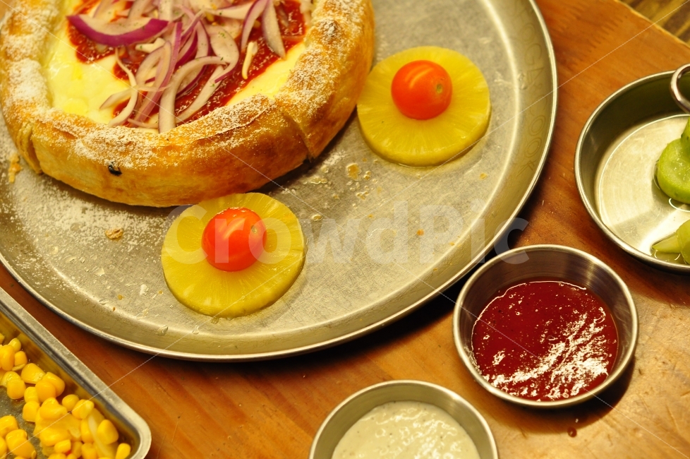 홍대,서가앤쿡,피자,치즈,파인애플,토마토,소스,피클,음식,얼굴,pizza,cheese,pineapple,tomato,source,food,onion,redonion,음식,식재료,요리,food,cook,meal,dishes,food reserves,빵,bread,양식,서양음식,서양요리,western food,western dishes,western meal,western cook