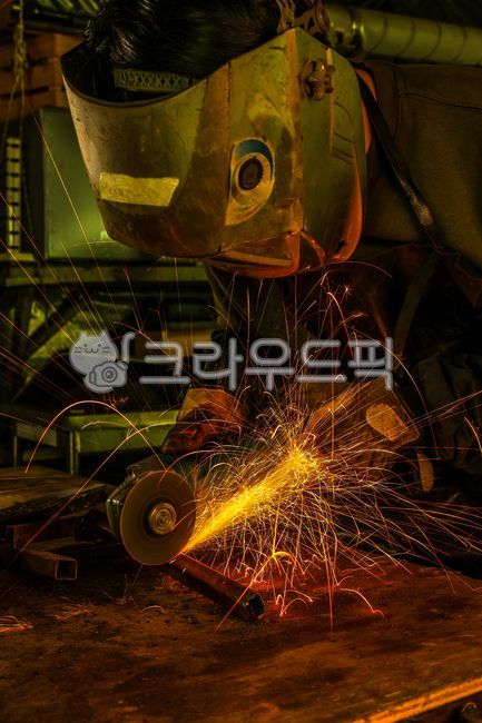 컷팅,숙련공,창고,나무책상,빈티지,아늑한,어두운,산업현장,작업현장,전문가,안전,cutting,warehouse,wooden,cozy,industrial,남성,male,성인