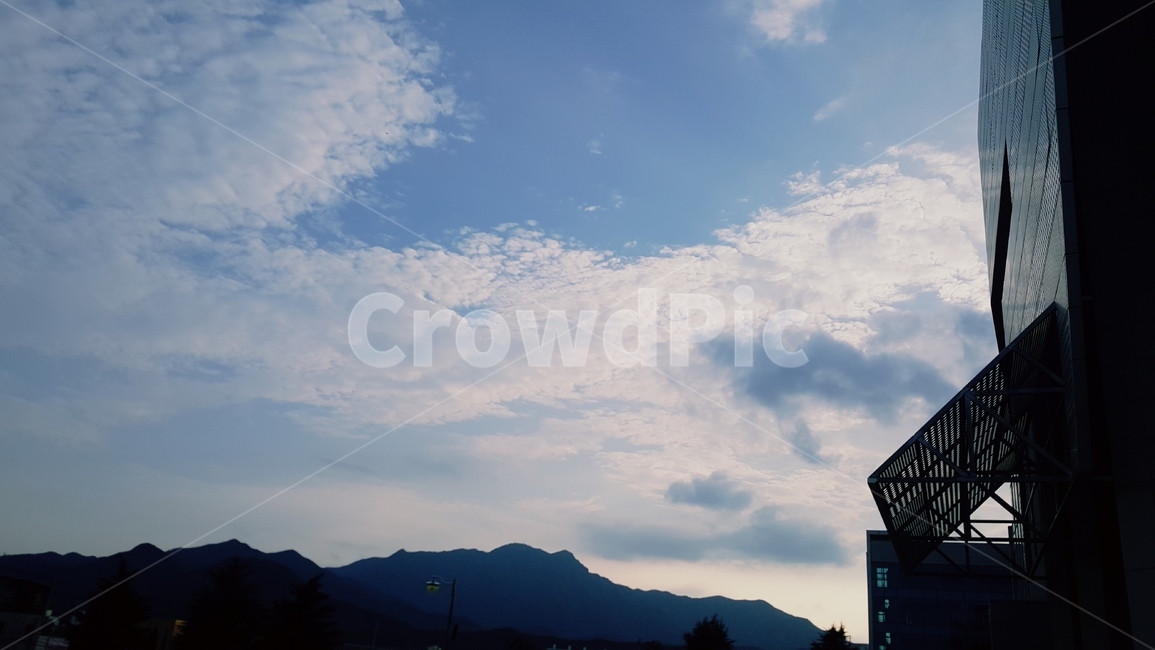 구름,하늘,이중구름,건축물,건물옆하늘,cloud,sky,nature,outdoors,weather,자연,날씨