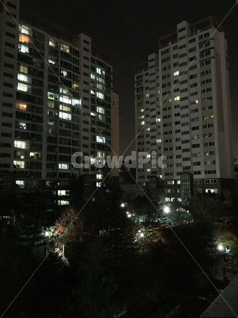아파트,건물,건축물,멘션,야경,야경,밤,풍경,nightscape,night,landscape,건축물,건물외관,exterior,building,structure,architecture,construction,office building,사무실 건물