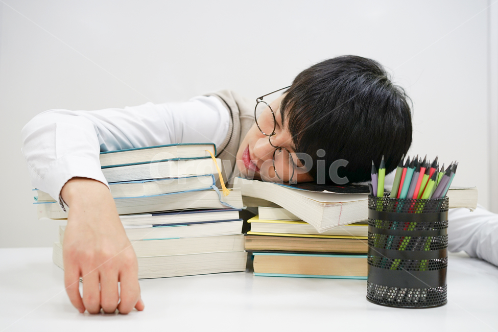 시험,공부,스터디,중간고사,수능,기말고사,남자,남학생,고등학생,책,교육,학교,책상,안경,교육,학교,공부,education,learning,study,school