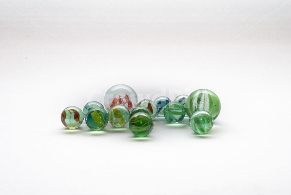 구슬,수정구슬,누끼,구슬치기,놀이,배경,전통놀이,유리구슬,투명,다마,원,원형,동그라미,보석,초록,갈색,수정,사물,물건,오브젝트,thing,object,matter,누끼,remove background