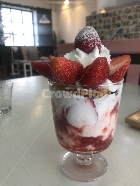딸기라떼,딸기,딸기음료,카페,딸기요플레