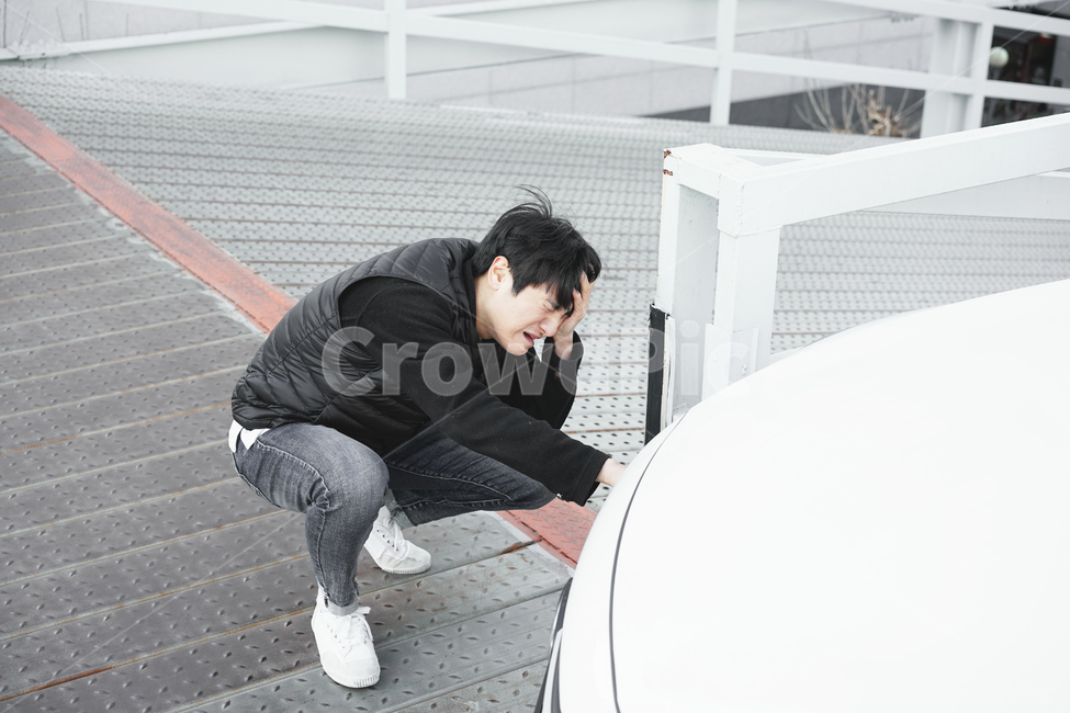 자동차,차량,차량사고,남자,사고차량,얼굴표정,감정표현,머리아픔,사람,인물,인간,human,person,얼굴표정,facial expression,face,남성,남자,man,male,감정표현,기분,feeling,emotion,교통,교통수단,traffic,transportation