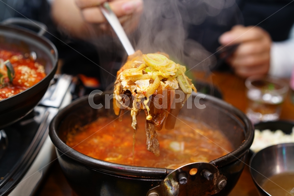 육개장,고기,국물,얼큰,국물요리,해장,술안주,안주,먹방,음식,식사,술자리,수저,숟가락,냄비,빨간,겨울,겨울음식,음식,식재료,요리,food,cook,meal,dishes,food reserves,한식,한국음식,한국요리,korean food,korean dishes,korean meal,korean cook