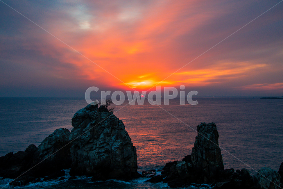 일출,추암해변,해,바다,풍경,여명,추암바위,자연,풍경,nature,landscape,outdoors,옥외,dawn,새벽,red sky,붉은 하늘,sunset,일몰,sky,하늘,dusk,황혼,promontory,곶