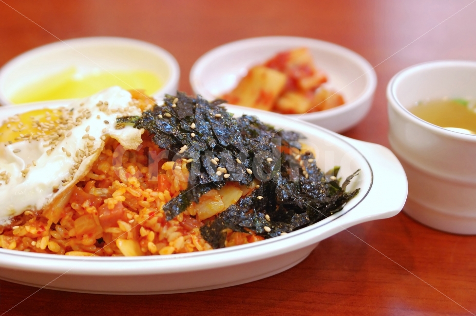 김치볶음밥,볶음밥,김치,분식,계란,김,국,음식,반찬,그릇,오브젝트,음식,식재료,요리,food,cook,meal,dishes,food reserves,한식,한국음식,한국요리,korean food,korean dishes,korean meal,korean cook