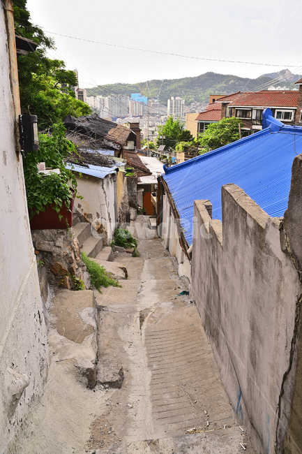 골목풍경,골목길,달동네,재개발,빈민촌,집,하우스,건축물,낡은,오래된,가난,poor,house,village,마을,판자촌,poorhillsidevillage,anoldhouse,골목길,alley,roof,지붕,nature,자연