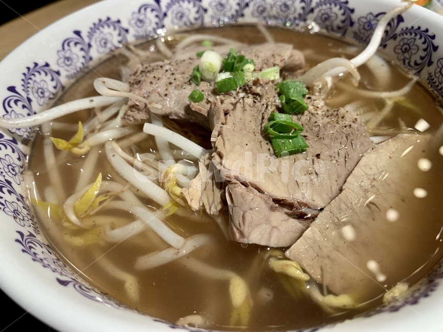 asianfood,background,beef,beefnoodlesoup,beefsoup,brown,closeup,cooking,delicious,dinner,dish,food,healthy,homemade,lunch,meal,plate,rice,ricenoodlesoup,ricenoodles,slice,tasty,traditional,traditionalfood,vietnam,vietnamesefood,white,쌀국수,누들,면요리,국수,소고기,숙주,베트남음식,음식,요리,음식,식재료,요리,food,cook,meal,dishes,food reserves