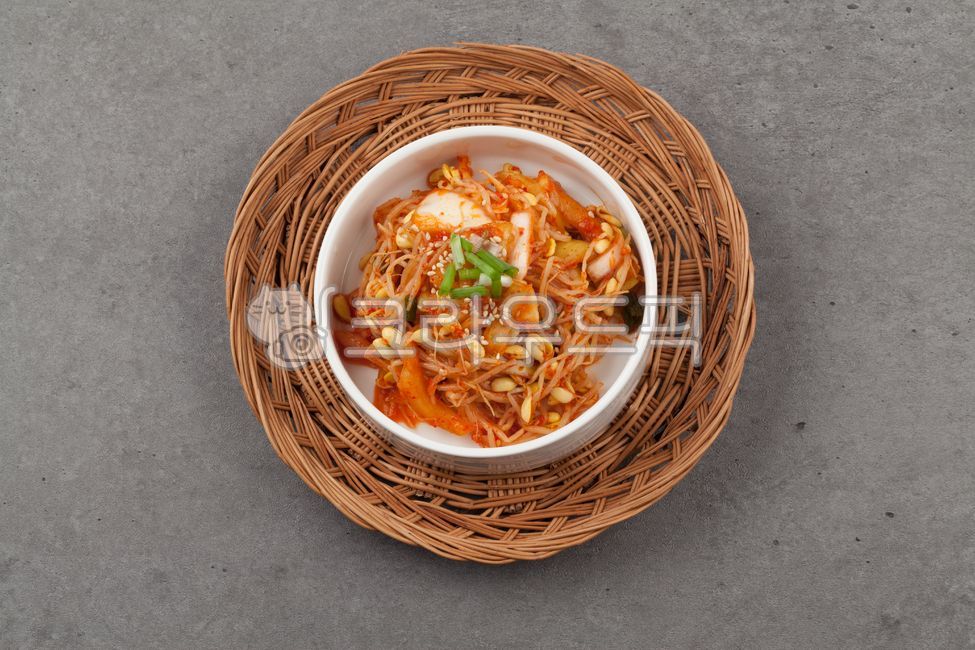 콩나물,나물,콩나물무침,무침,채소,야채,채식,날것,양념,음식,식사,식품,식료품,재료,식재료,음식재료,클로즈업,고소한,한국음식,한국문화,요리