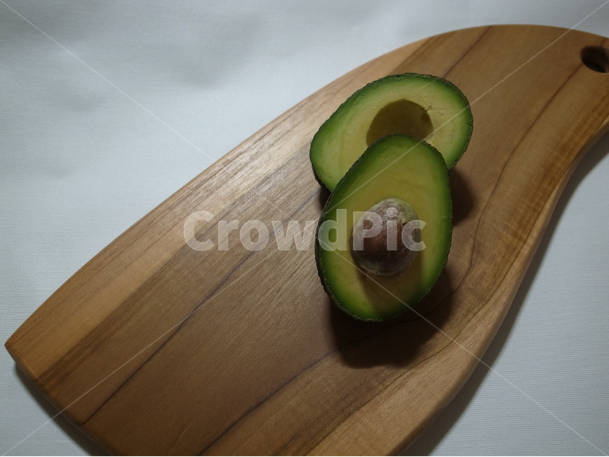 아보카도,누끼,avocado,나무도마,연두색,부드러움,음식누끼,도마,food,단면,아보카도단면,음식,식재료,요리,food,cook,meal,dishes,food reserves,과일,열매,fruit