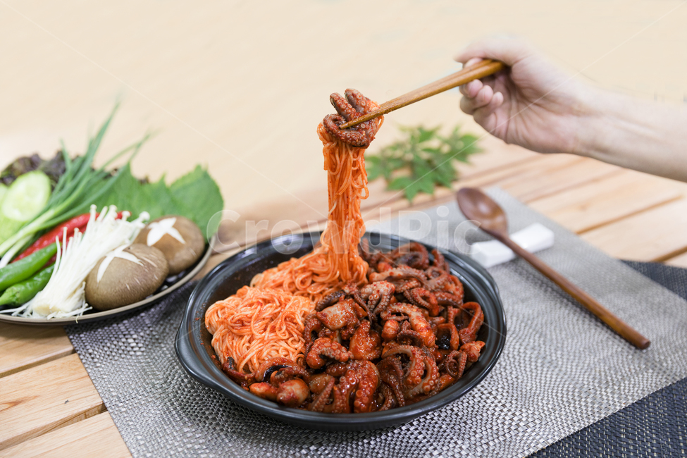 음식,쭈꾸미볶음,식사,안주,쭈꾸미,저녁식사,한식,korea,spicy,오징어볶음,식당,매콤,매운맛,red,맛집,고추장,고춧가루,식재료,요리,cook,reserves,수산물,해산물,fisheryproducts,seafood,한국음식,한국요리,food,dishes,korean,meal,koreancook,맛있다,먹다,맵다,소스,볶음,사람,인물,인간,human,person,신체일부,몸,body,음식,식재료,요리,food,cook,meal,dishes,food reserves,한식,한국음식,한국요리,korean food,korean dishes,korean meal,korean cook