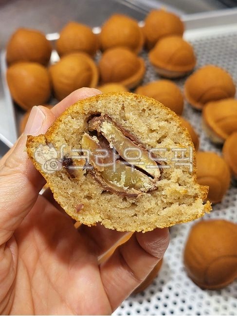 Baked goods,madeleines,chestnut madeleines,chestnuts,bread,pastry,fall,chestnuts,fall food