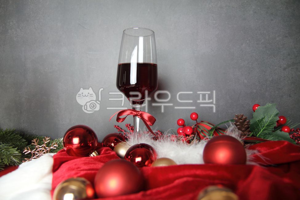 크리스마스,파티,배경,오너먼트,와인잔,벨벳,화이트,눈꽃모양,리본,레드와인,glass,유리,wineglass,와인잔,와인,wine,beverage,음료,alcohol,술,redwine,적포도주,장식,장식품,카피공간,오브젝트,연말파티,공,골드,레드,빨강,빨간색,고급스러운,반짝이는,메리크리스마스,성탄절,merry christmas