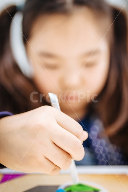 아이,태블릿,폰,IT,계약,신청,보험,미래,수업,학교,보충,학원,컴퓨터,미술,창의,사고력,방과후,집중,그림,사람,인물,인간,human,person,어린이,어린아이,child,children,kid,감정표현,기분,feeling,emotion,정보통신기술,전자기기,전자제품,it,information,technology,electronic equipment,교육,학교,공부,education,learning,study,school,연출,컨셉,콘셉,direction,concept