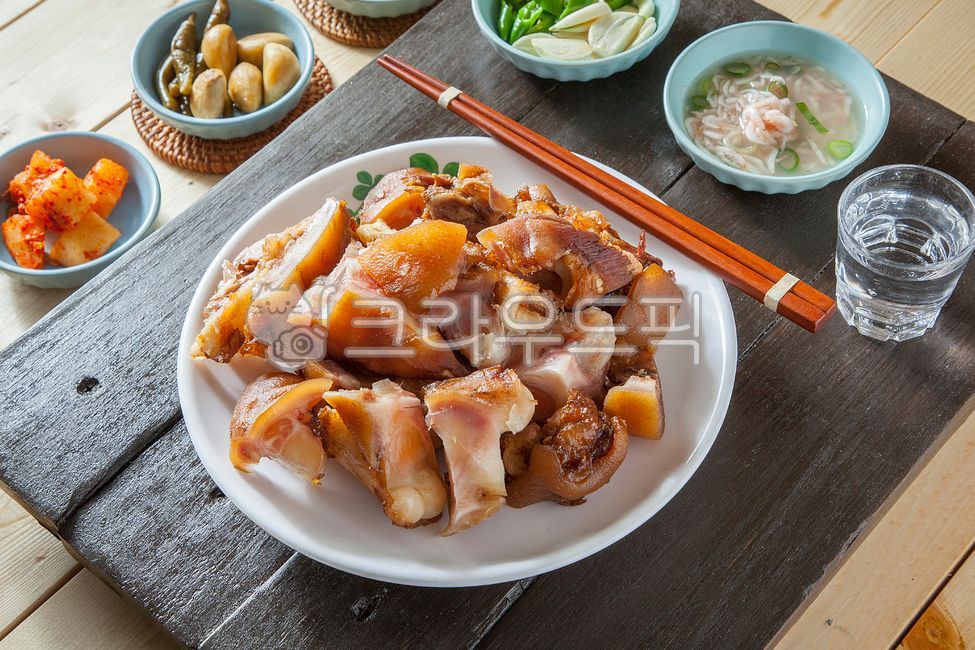 pepper,snack,market food,Pigs Feet,Bossam,pork,pig,soju,Jokbal Bossam,mini people,Korean food,mini pigs feet,cooking,soju glass,Seasoned pigs feet,Bossam Jokbal,Drink snacks,garlic,Pork feet,Soju snacks,spicy pigs feet,Bossam Boiled Pork,restaurant,salted