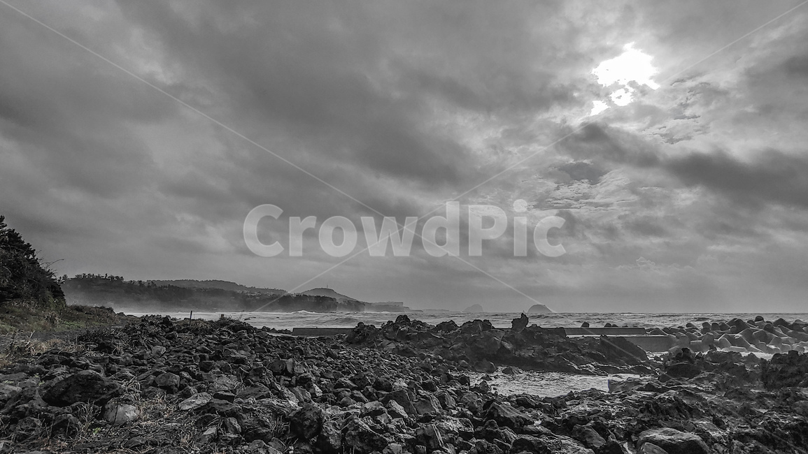 바다,구름,하늘,물안개,파도,먹구름,몽돌,현무암,자연,풍경,nature,landscape,흑백,모노톤,monochrome,black and white,rubble,파편