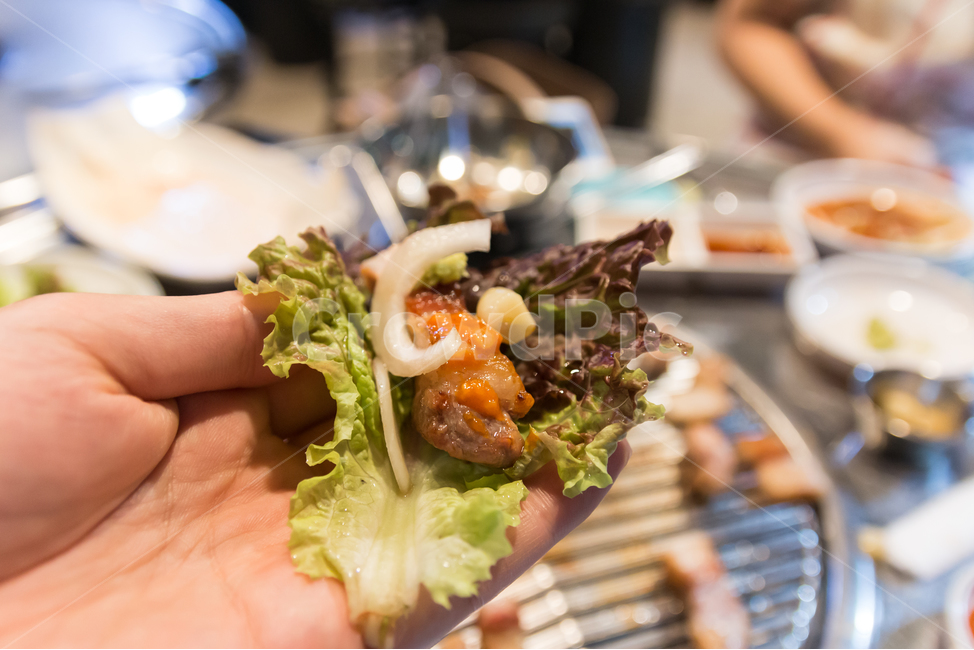 상추,고기,삼겹살,상추쌈,쌈,손,음식,요리,육류,외식,회식,야채,채소,돼지고기,고기집,목살,맛있는,음식,식재료,요리,food,cook,meal,dishes,food reserves