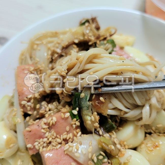 팽이버섯햄볶음,팽이버섯,햄,볶음,볶음반찬,볶음요리,요리,식사,음식,food,mushroom,ham,마늘,통마늘,garlic,통깨,음식,식재료,요리,food,cook,meal,dishes,food reserves