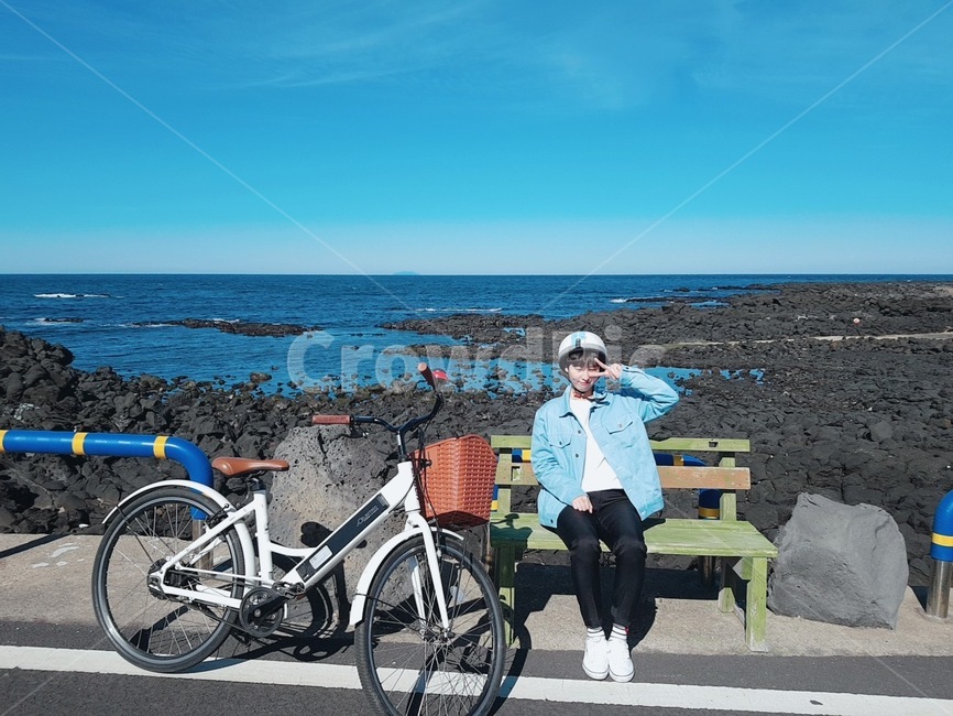 wheel,바퀴,vehicle,차량,bicycle,transportation,교통,bike,자전거,헬멧,해안가,해안도로,사람,person,인간,human
