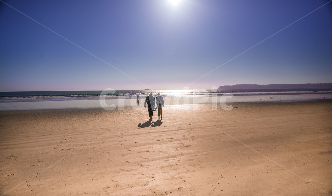 nature,자연,human,인간,person,사람,ocean,sea,바다,outdoors,물,water,shoreline,백사장,길,친구