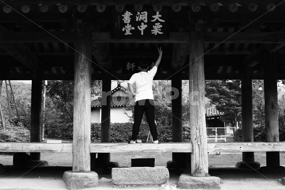 뒷모습,흑백,정자,사람,군위,한밤마을,사람,인물,인간,human,person,남성,남자,man,male,흑백,모노톤,monochrome,black and white