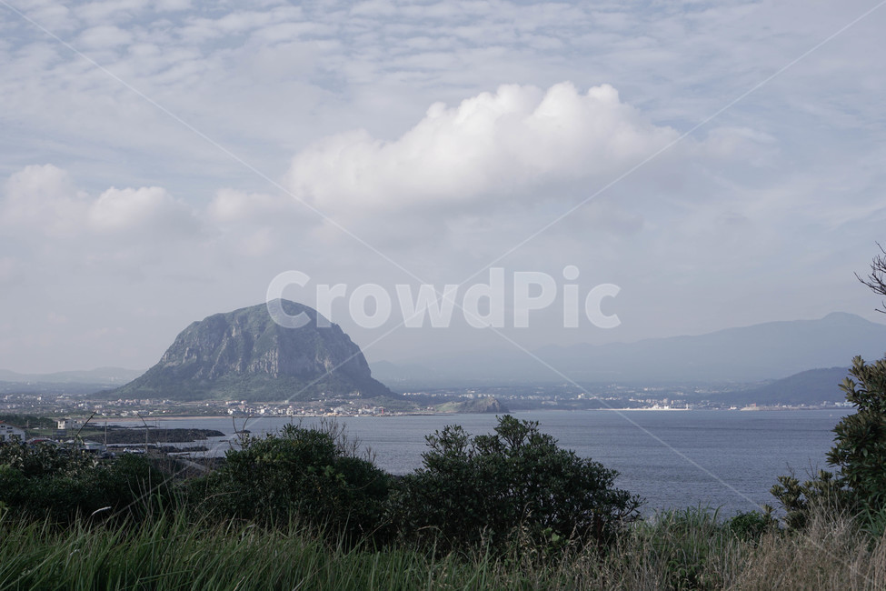 하늘,구름,감성,섬,산,자연,풍경,nature,landscape,한국자연풍경,한국자연경관,korea nature landscape,제주도,jeju,jeju island,outdoors,옥외,land,땅,shoreline,해안선,water,물,ocean,대양,sea,바다,coast,연안,island