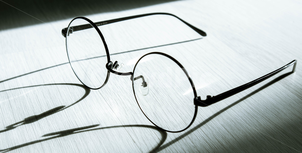 accessory,안경,glasses,accessories,햇빛,그림자,빛,그늘,감성,feeling,sensible,소품,패션스타일,의상,fashion,style,사물,물건,오브젝트,thing,object,matter