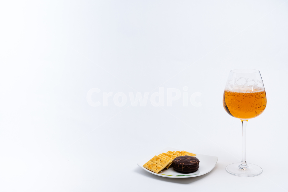 접시,그릇,도자기,와인잔,유리잔,맥주,탄산,거품,노란색,투명한,배경,하얀색,칼로리,식단,안주,알콜,주류,차가운,담백한,딱딱한,정돈된,깨끗한,수분,정물,스튜디오,접사,음식,과자,스낵,초콜릿,케이크,시원한,음식,식재료,요리,food,cook,meal,dishes,food reserves,채소,야채,vegetables,디저트,간식,후식,dessert,snack,술,주류,alcohol,사물,물건,오브젝트,thing,object,matter