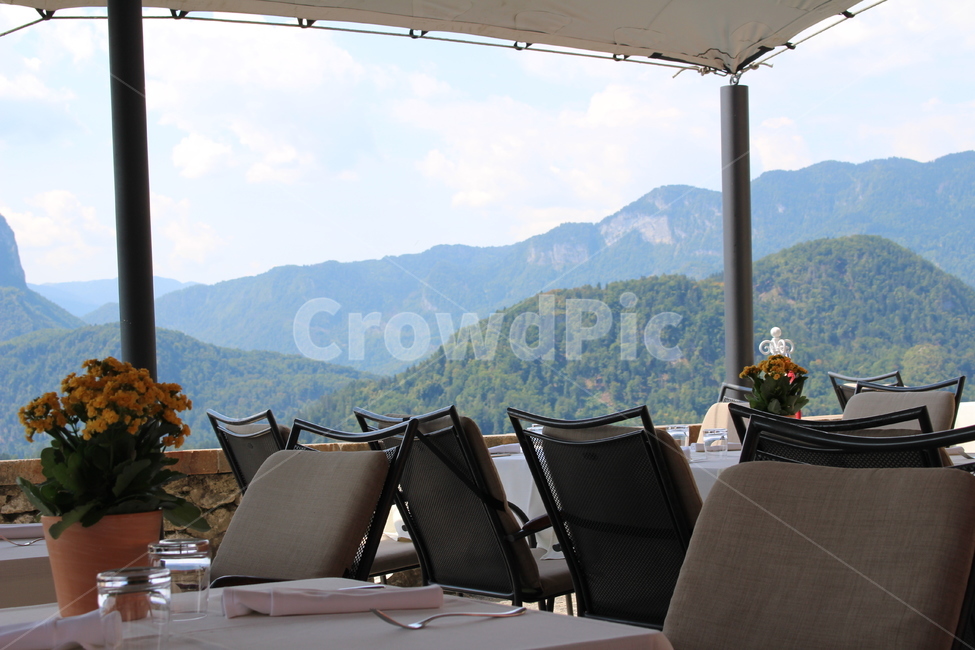 슬로베니아,블레드,블레드성레스토랑,레스토랑,경치,경관,자연,restaurant,nature,테이블,table,mountain,자연,풍경,nature,landscape,해외,외국,세계,foreign,oversea,world,세계자연풍경,해외자연풍경,외국자연풍경,world nature landscape,인테리어,실내디자인,interior design