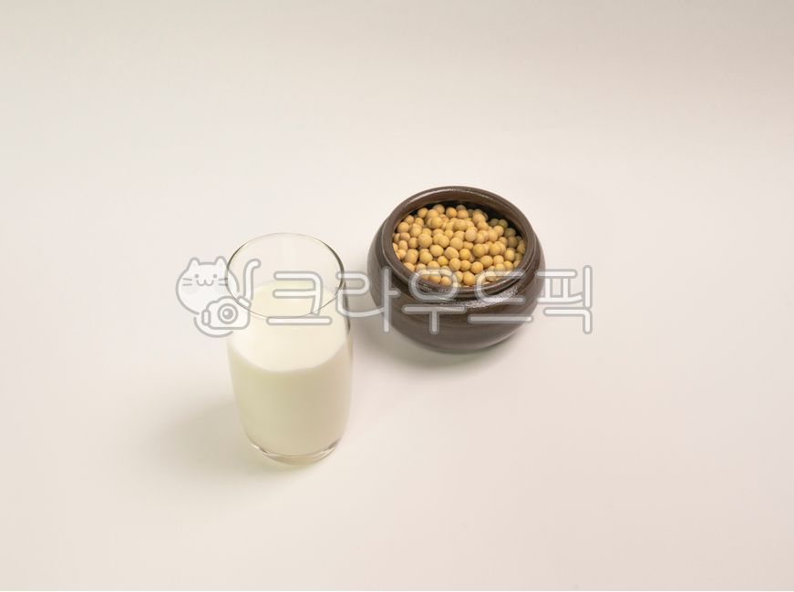 콩,우유,식품,식재료,food,단백질,음식,영양,흰,white,건강한,비건,채식,식물성단백질,bean,국산콩,백태,그릇,plate,vegetable,음료,milk,beverage