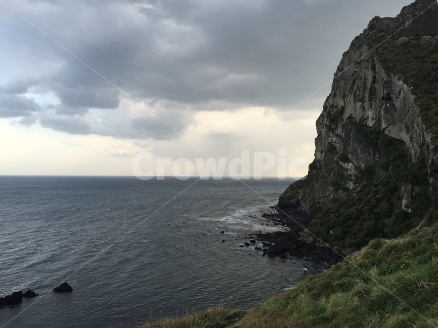 바다,절벽,제주도,성산일출봉,먹구름,자연,풍경,nature,landscape,한국자연풍경,한국자연경관,korea nature landscape,제주도,jeju,jeju island,cliff,낭떠러지,outdoors,옥외,promontory,곶