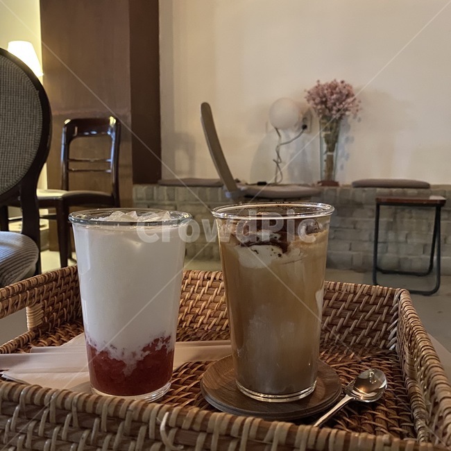 카페,커피,beverage,drink,juice,주스,마실것,mood,커피우유,딸기라떼,감성