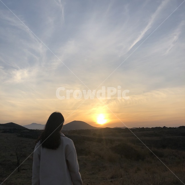 하늘,해질녘,노을,태양,일몰,사람,자연,nature,뒷모습,여자,구름,붉은하늘,용눈이오름,선셋,인간,사람,인물,인간,human,person,여성,여자,woman,female,lady