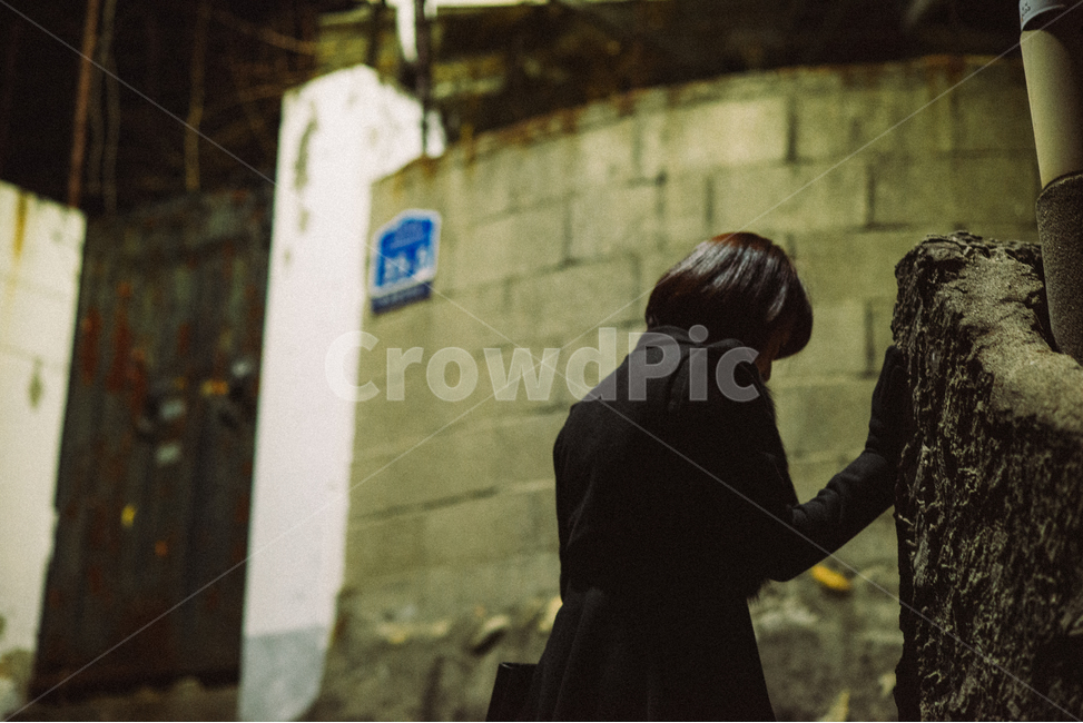 골목길,밤길,퇴근길,거리,스토커,실루엣,골목길,alley,사람,인물,인간,human,person,여성,여자,woman,female,lady,감성,sensible,feeling,고독함,외로움,쓸쓸함,우울함,슬픔,lonely,solitary,apparel,의복,clothing,의류