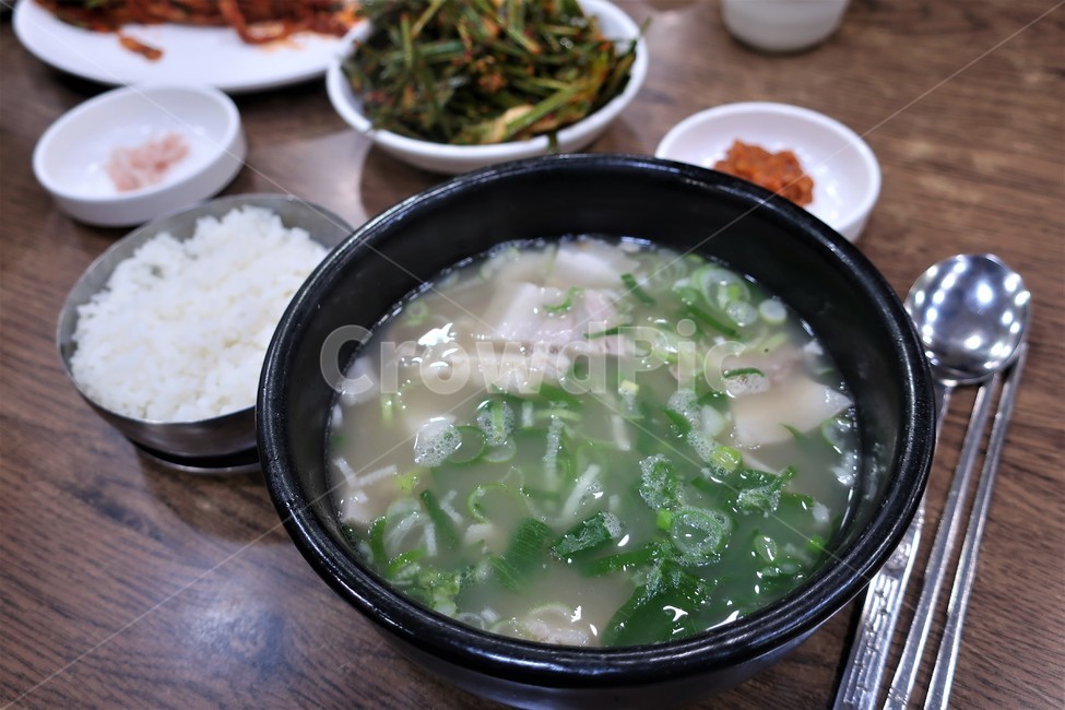 부산,명물,돼지국밥,국밥,돼지고기,뚝배기,한식,식사,별미,부추,야채,음식,식재료,요리,food,cook,meal,dishes,food reserves,한식,한국음식,한국요리,korean food,korean dishes,korean meal,korean cook