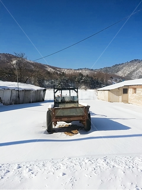 경운기,눈,시골,파란하늘,옛날시골,산골,평화로움,정적,korea,시골마을,겨울,계절,winter,season