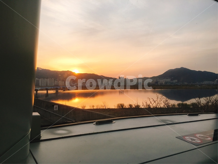 전철,일출,출근길,낙동강,봄