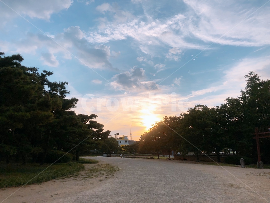 노을구름,하늘,구름,편안한,한옥마을,자연,풍경,nature,landscape,road,도로,outdoors,옥외,asphalt,아스팔트,flare,플레어,light,빛