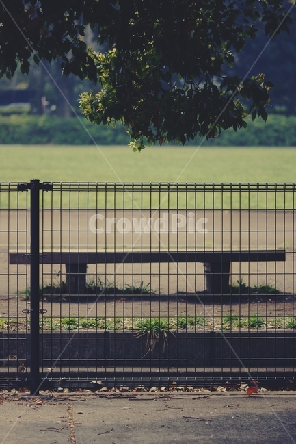 공원,잔디,운동장,나무,나무의자,의자,철조망,park,grass,playground,tree,wood,chair,담장,담,감성,sensible,feeling