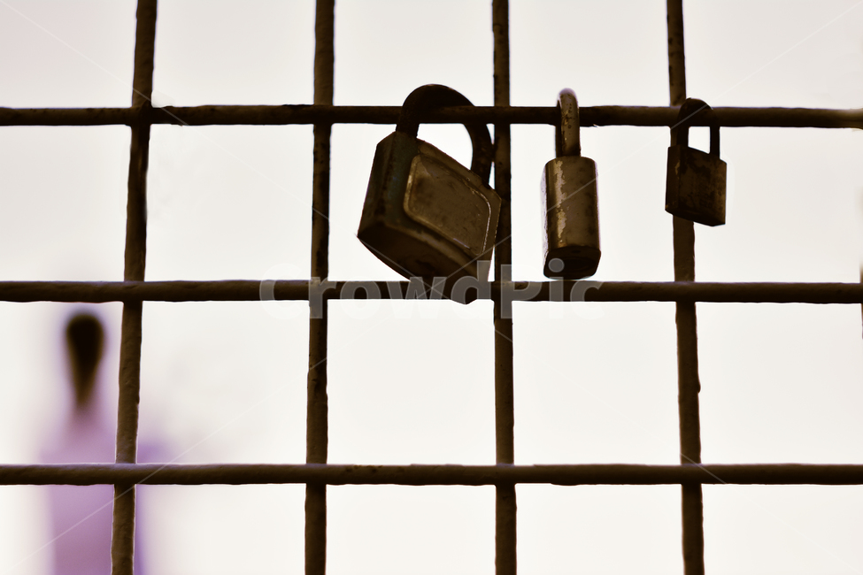 자물쇠,약속,언약,맹세,다짐,열쇠,금속,사물,오브젝트,lock,object,latch,마음,세월,시간,흔적,믿음,신뢰,불변,영원,상징,잠기다,잠금,사랑,표시,증표,녹슬다,부식,time,펜스,철망,울타리,모노톤,monotone,감성,여자,홀로,혼자,alone,회상,추억,그리움,과거,어제,오늘,감정,함께,기억,리멤버,메모리,memory,remember,forget,사물,물건,오브젝트,thing,object,matter