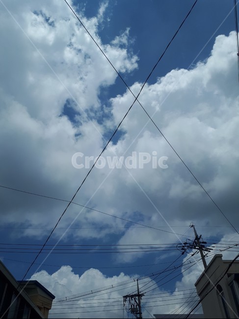 하늘,푸른하늘,구름,전봇대,전선줄,sky,bluesky,낮,daytime,cloud,telephonepole,electricwire,electriccord,electriccable