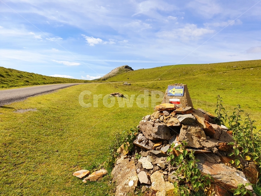까미노,산티아고,순례자의길,풍경,피레네산맥,노란화살표,camino,santiago,caminodesantiago,pilgrim,landscape,pyrenees,mountainrange,yellowarrowsign