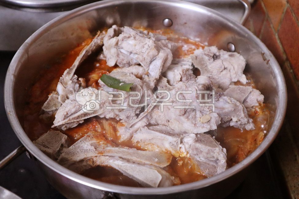 meat,pork,pork dishes,cooking,meal,cooking process,cooking,braised pork,kimchi stew,delicious,hot,hot,boil,cook
