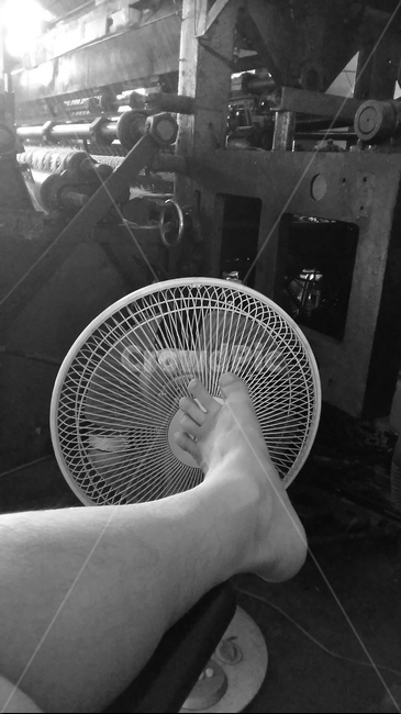발,발장난,휴식,흑백,선풍기,작업장