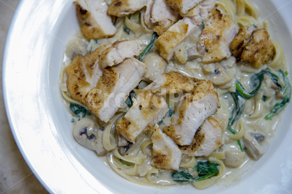 alfredopasta,cheese,chicken,cooked,cream,creamcheese,cuisine,delicious,dinner,dish,food,homemade,hot,lunch,meal,mushroom,pasta,plate,spinach,table,tasty,truffle,trufflepasta,wooden,요리,음식,식사,크림파스타,파스타,스파게티,닭고기,시금치,트러플오일,양식,유럽음식,레스토랑,이탈리아음식,하얀그릇,알프레도파스타,알프레도,치즈,크림치즈,음식,식재료,요리,food,cook,meal,dishes,food reserves