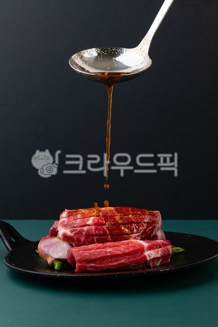 돼지갈비,양념육,생갈비,돼지고기,양념장,국자,접시,버섯,레시피,간장,생고기,갈비양념,숙성