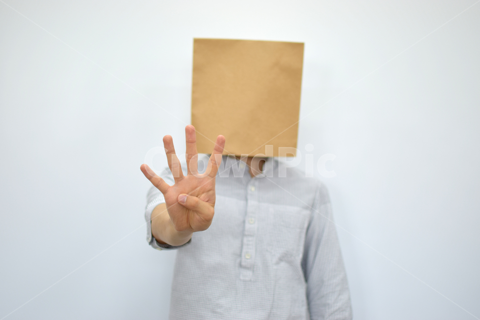 상자,종이,쇼핑백,얼굴,표정,제스처,모션,옷,남자,남성,사업,비즈니스,비지니스,소셜,왕따,친구,상사,직장,사회,종이얼굴,표현,의사소통,기업,국민,스트레스,손,팔,사람,인물,인간,human,person,손,제스처,표시,손짓,표현,gesture,hand,sign,expression,연출,컨셉,콘셉,direction,concept